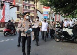 PJU Polres Metro jakarta Selatan Bagikan Masker: Antisipasi Dampak Abu Vulkanik
