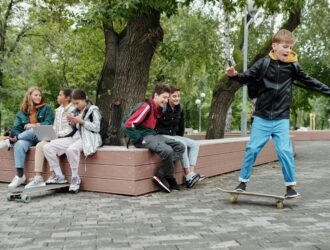 Anak anak sedang duduk di taman