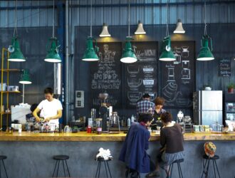 Suasana coffee shop cozy tempat anak Jaksel biasa nugas dan nongkrong laptopan