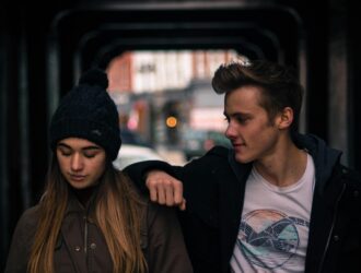 Sepasang wanita dan pria sedang bertatap muka