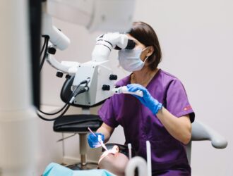 Dokter gigi sedang memeriksa pasien